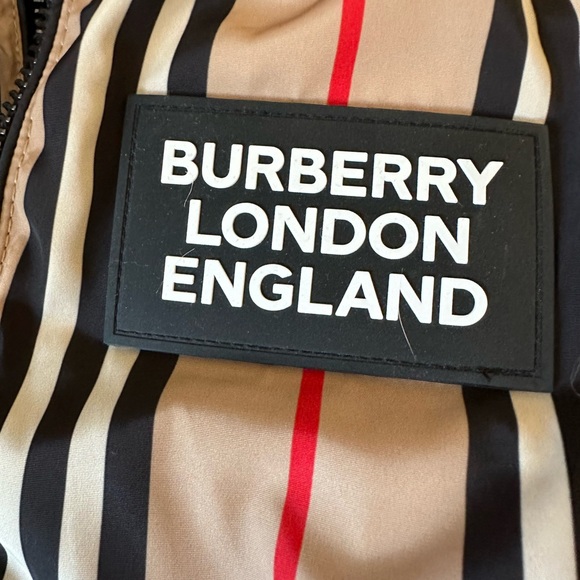 Burberry Kids’ Puffer Vest with Removable Hood - Picture 4 of 10
